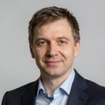 Портрет уверенного российского бизнесмена на нейтральном фоне для ставок на чемпионат мира по хоккею