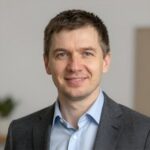 Портрет уверенного российского бизнесмена в студии для раздела ставок на чемпионат мира по хоккею